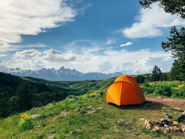 Comment organiser un week-end en amoureux en camping dans les Vosges avec des activités de montagne ?