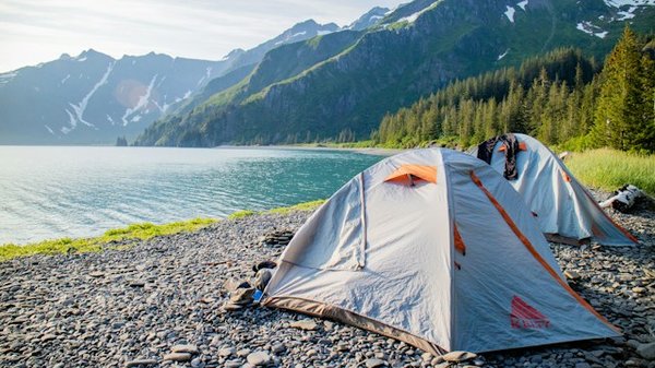 Quels sont les services proposés par les campings avec parc aquatique dans le Var ?