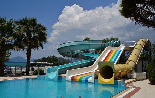 Quels sont les conseils pour camper en Corse à deux pas d'un parc aquatique ?