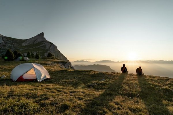 Comment réserver un emplacement de camping en montagne : le guide complet