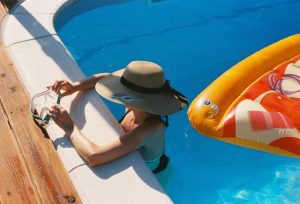 baignade dans la piscine 